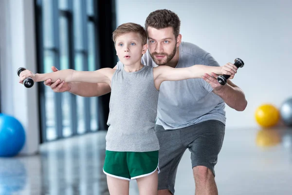 Chico entrenando con entrenador — Stock Photo