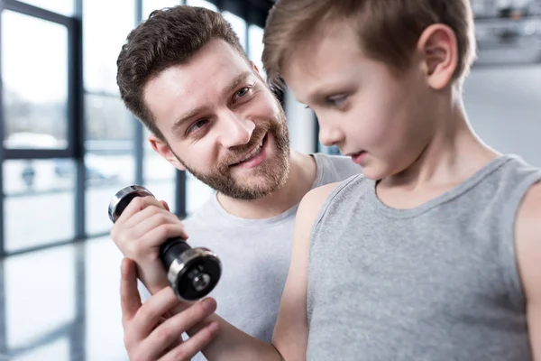 Junge trainiert mit Trainer — Stockfoto