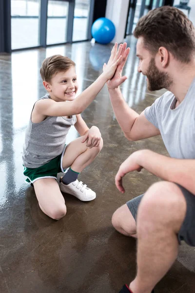 Junge gibt High Five — Stockfoto