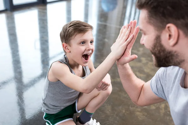 Ragazzo che dà il cinque — Foto stock