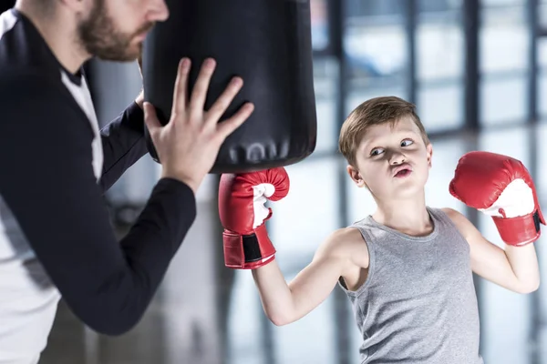 Menino boxeador praticando socos — Fotografia de Stock
