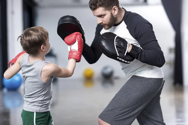 Chico boxeador practicando golpes — Stock Photo