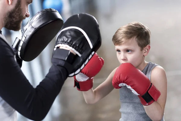 Boxeur garçon pratiquant des coups de poing — Photo de stock