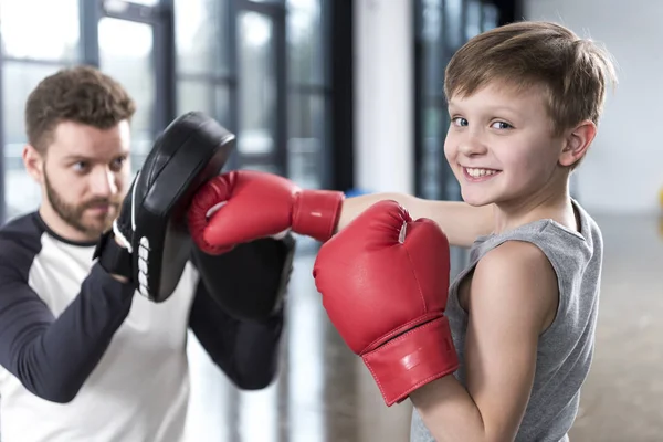 Boxeur garçon pratiquant des coups de poing — Photo de stock