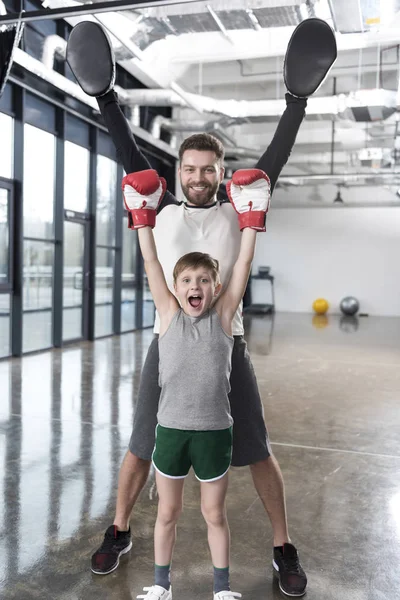 Garçon boxer avec son entraîneur — Photo de stock