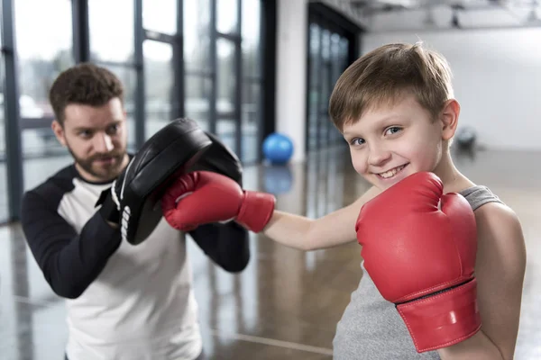 Хлопчик боксер практикує удари — стокове фото