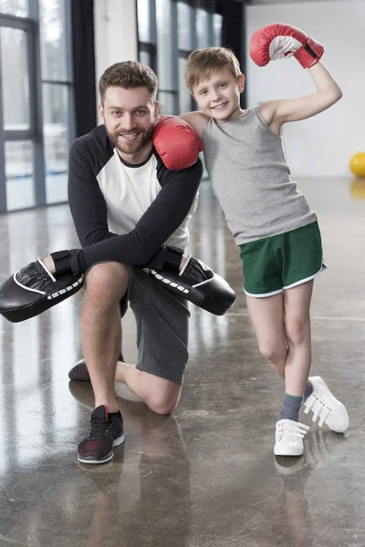 Garçon boxer avec son entraîneur — Photo de stock