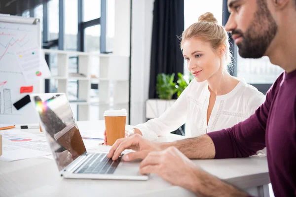 Empresários que trabalham com laptop — Fotografia de Stock