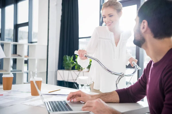 Geschäftsmann arbeitet mit Laptop — Stockfoto