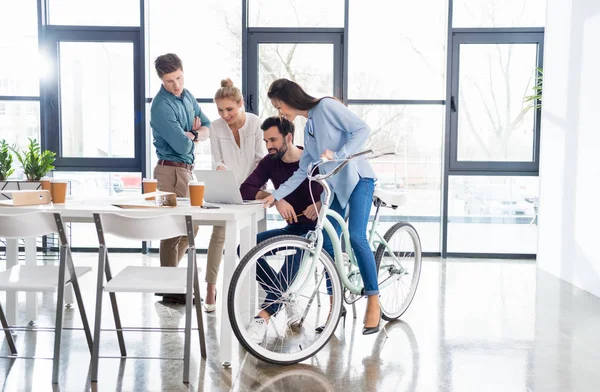 Businesspeople discussing and brainstorming — Stock Photo