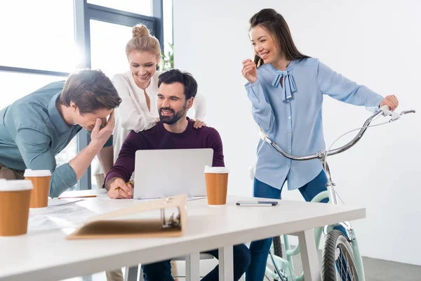 Empresarios discutiendo y haciendo una lluvia de ideas - foto de stock