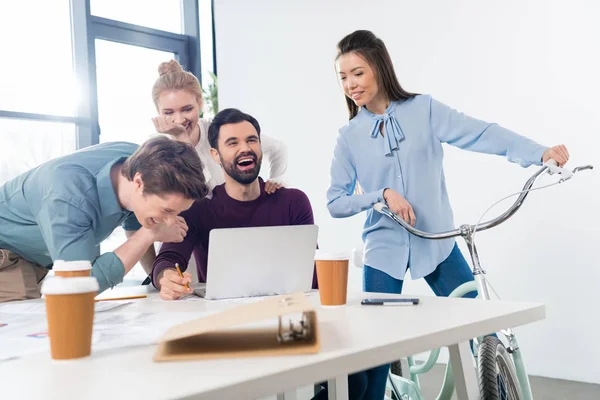 Empresarios discutiendo y haciendo una lluvia de ideas - foto de stock