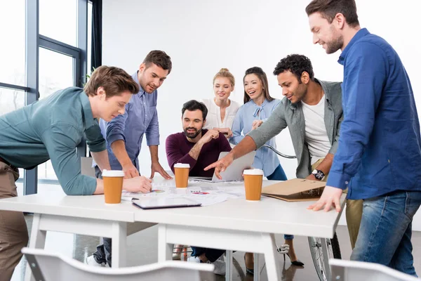 Empresarios discutiendo y haciendo una lluvia de ideas - foto de stock