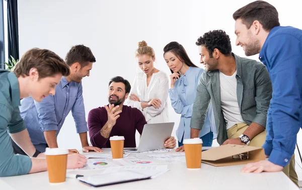 Businesspeople discussing and brainstorming — Stock Photo
