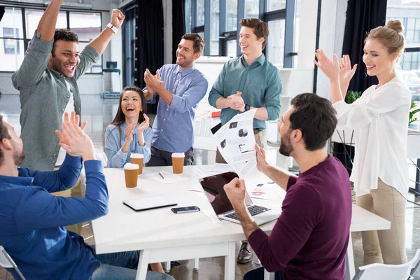 Equipo empresarial que celebra el éxito - foto de stock