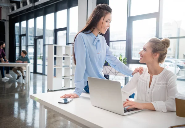 Empresarios que trabajan con laptop - foto de stock