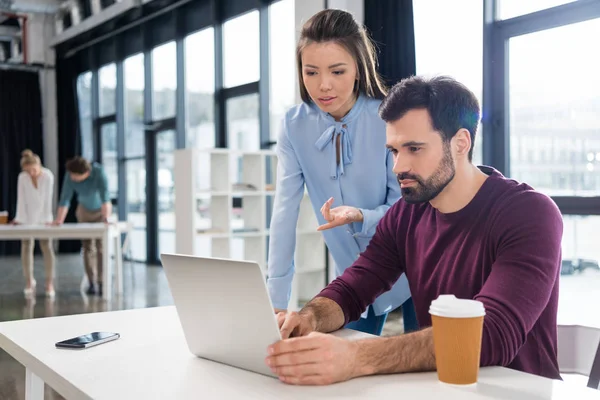 Geschäftsleute arbeiten mit Laptop — Stockfoto