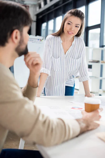 Empresarios discutiendo y haciendo una lluvia de ideas - foto de stock