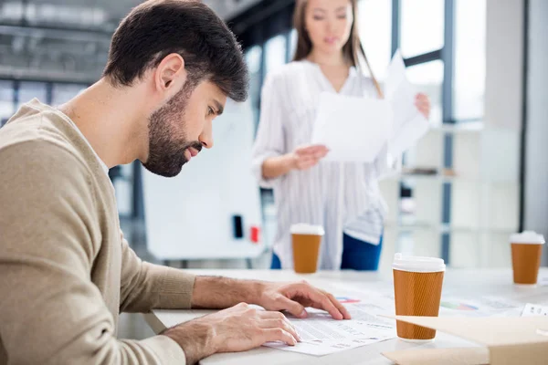 Empresário a olhar para o contrato — Fotografia de Stock