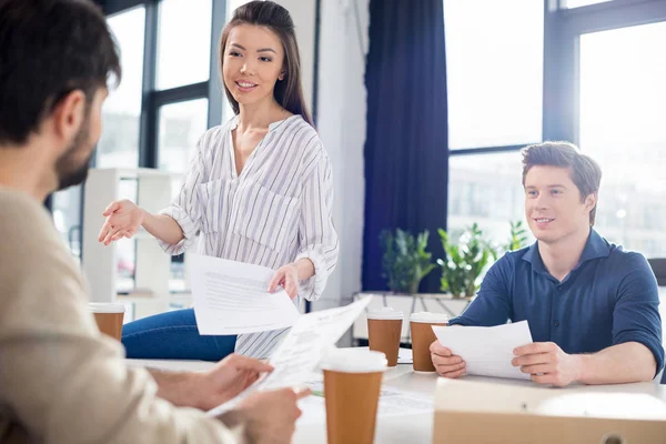 Empresarios discutiendo y haciendo una lluvia de ideas - foto de stock