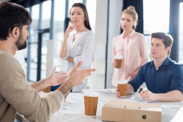 Empresarios discutiendo y haciendo una lluvia de ideas - foto de stock