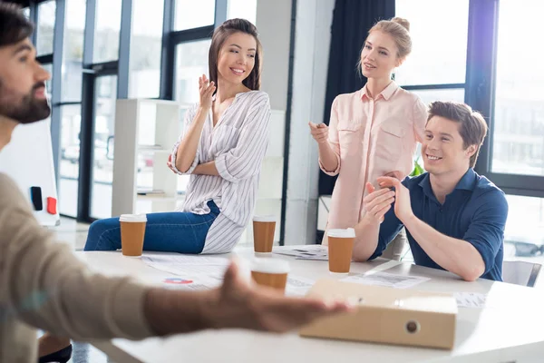 Empresarios discutiendo y haciendo una lluvia de ideas — Stock Photo