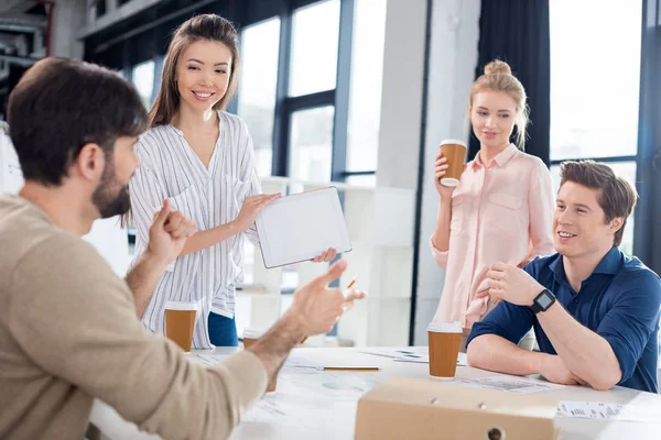 Empresarios discutiendo y haciendo una lluvia de ideas - foto de stock