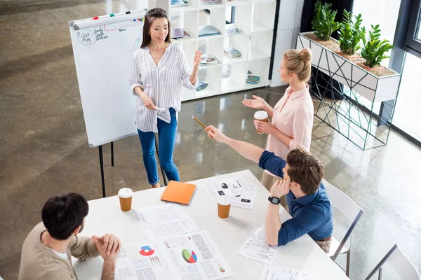 Empresarios discutiendo y haciendo una lluvia de ideas - foto de stock