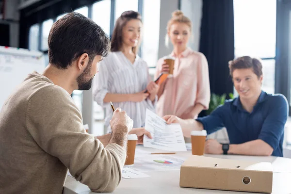 Empresarios discutiendo y haciendo una lluvia de ideas - foto de stock