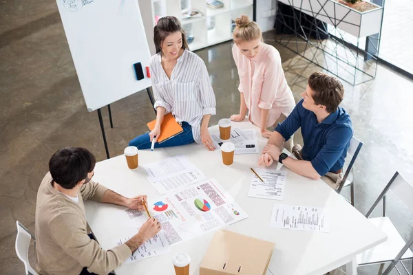 Empresarios discutiendo y haciendo una lluvia de ideas - foto de stock