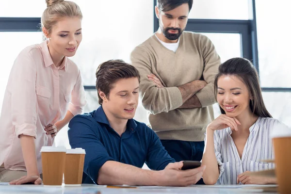 Gente de negocios en reunión - foto de stock