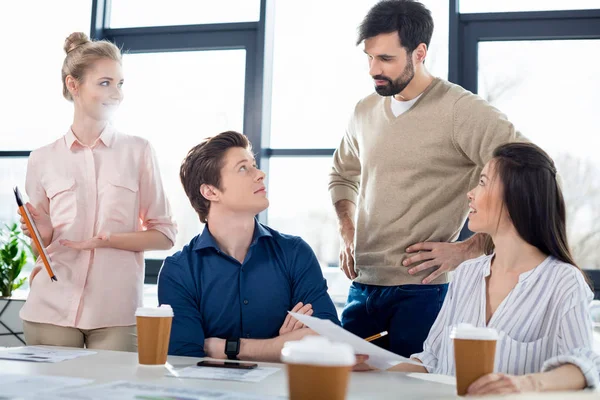 Gente de negocios en reunión - foto de stock