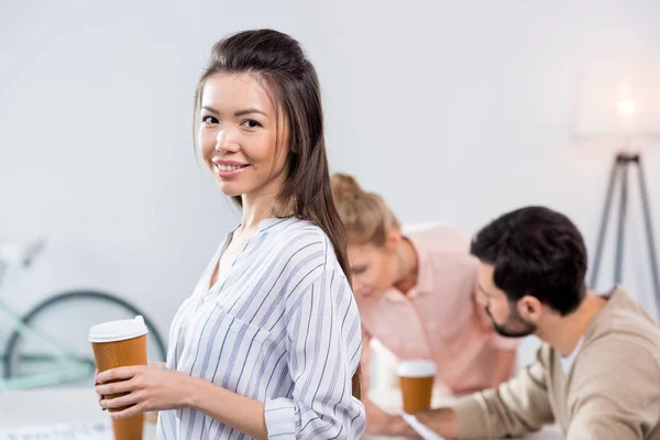 Empresaria con taza de café - foto de stock