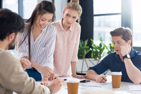 Gente de negocios en reunión — Stock Photo