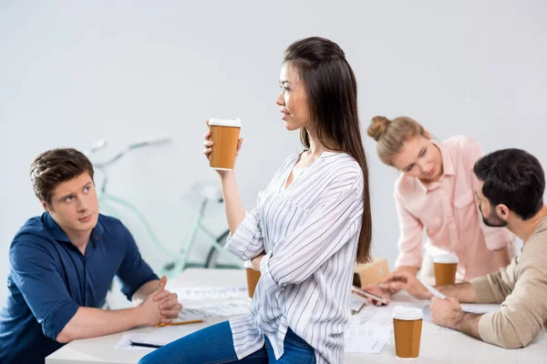 Empresaria con taza de café - foto de stock