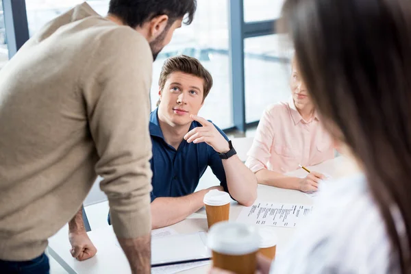 Gente de negocios en reunión - foto de stock