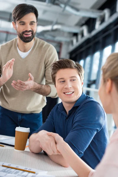 Gente de negocios moviendo las manos - foto de stock