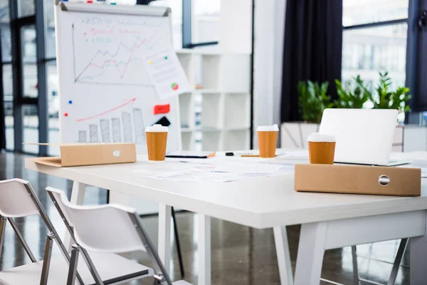 Lieu de travail dans un bureau moderne — Photo de stock