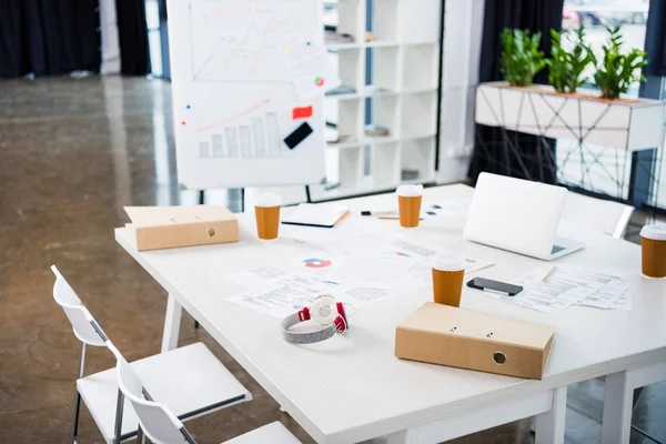 Lieu de travail dans un bureau moderne — Photo de stock