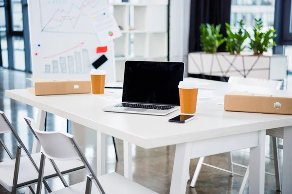 Lieu de travail dans un bureau moderne — Photo de stock