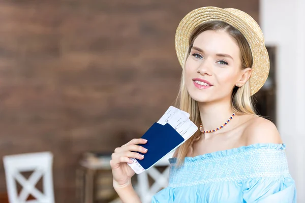 Mujer con pasaportes y billetes - foto de stock