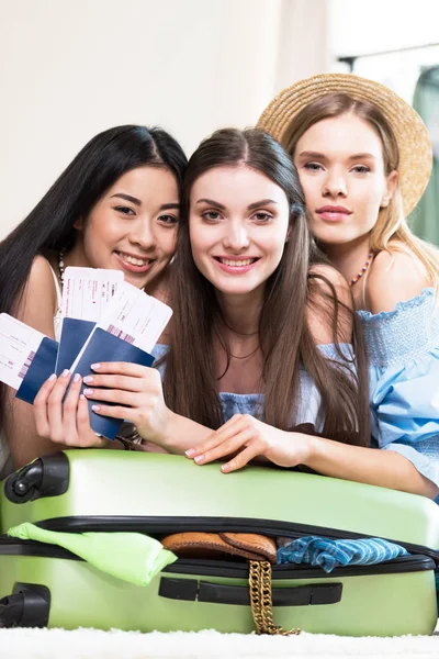 Femmes valise d'emballage — Photo de stock