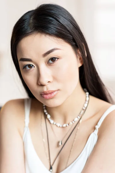 Retrato de hermosa mujer asiática - foto de stock
