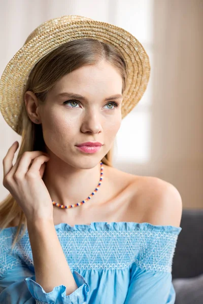 Belle jeune femme en chapeau de paille — Photo de stock