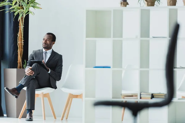 Hombre de negocios afroamericano - foto de stock