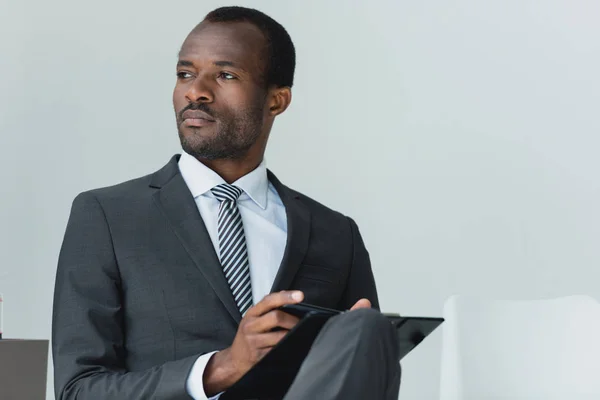 Hombre de negocios afroamericano - foto de stock