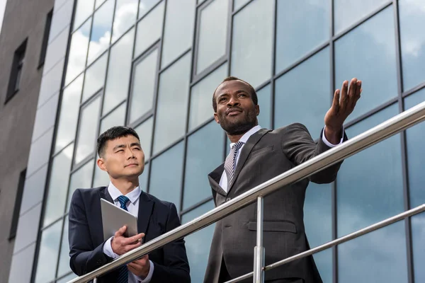 Réunion de l'équipe d'affaires multiculturelle — Photo de stock