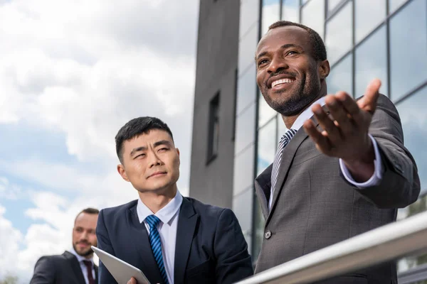 Réunion de l'équipe d'affaires multiculturelle — Photo de stock