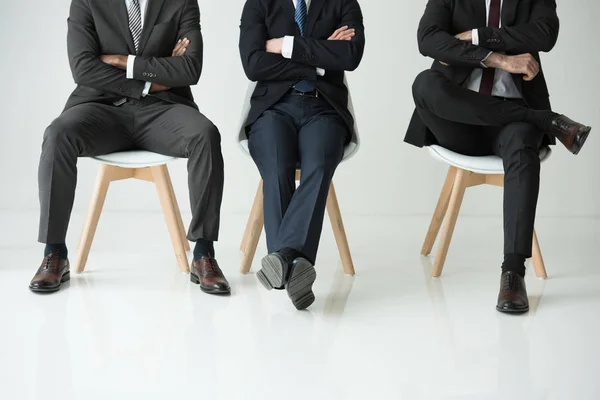 Бизнесмены, сидящие на стульях — стоковое фото