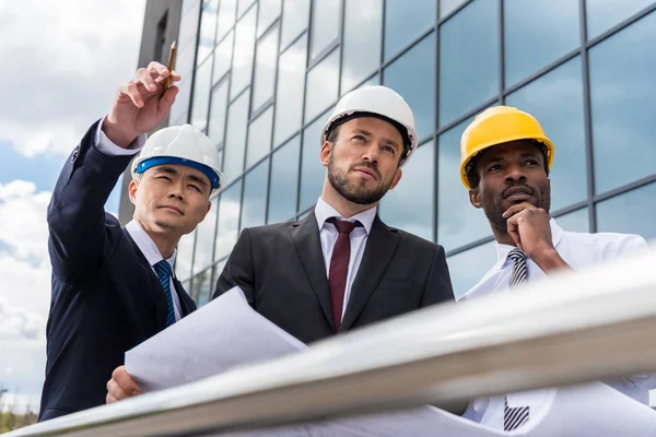 Arquitetos profissionais trabalhando — Fotografia de Stock